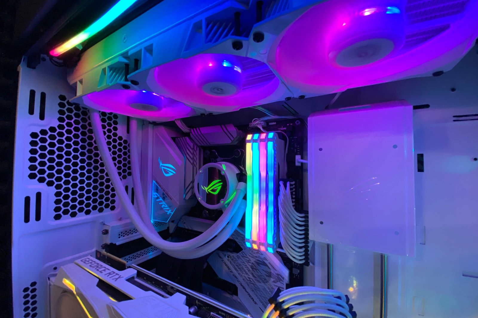 Asus ROG Strix LC 240 RGB White Edition Part #: 90RC0062-M0UAY0 - Image 3